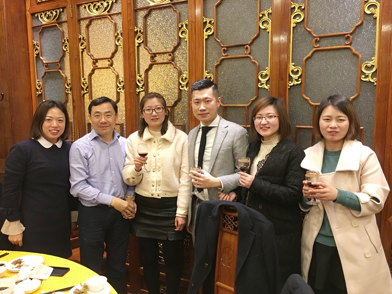 8171520841101910.jpg 沈總與員工親切交流.jpg